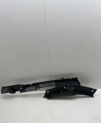 Volvo XC60 Fender mounting bracket 32216110