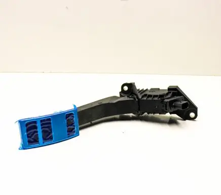 Accelerator throttle pedal