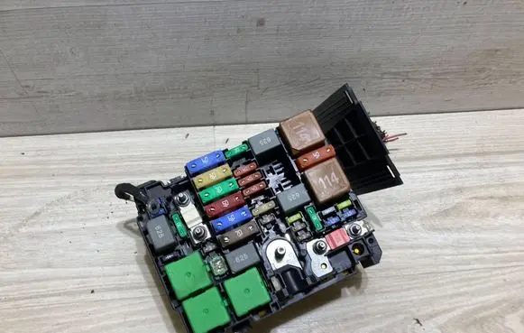 Peugeot Expert Fuse module 9808959080