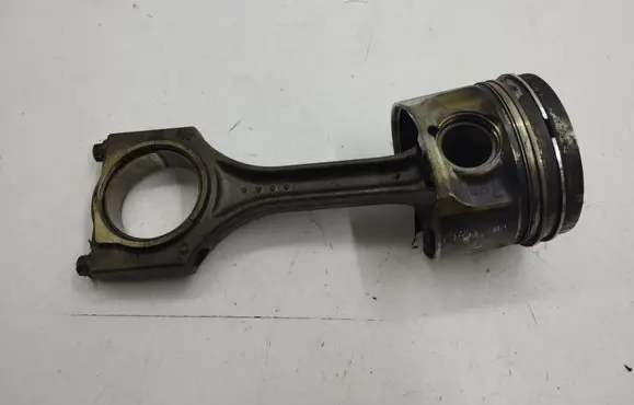 Toyota Avensis T270 Piston with connecting rod 240615