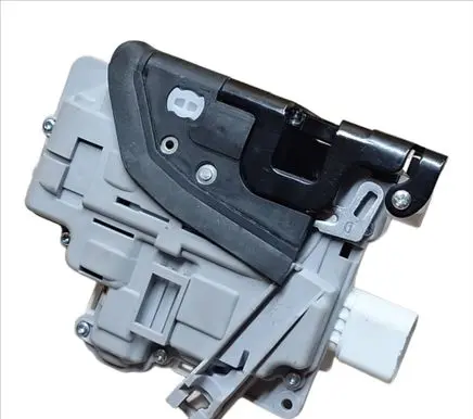 Volkswagen Touareg II Front door lock 8J1837016A