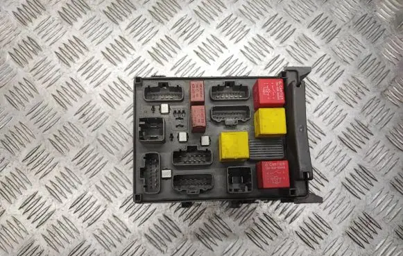 Renault Espace - Grand espace IV Fuse module 8200283811 518831003 8200004201E