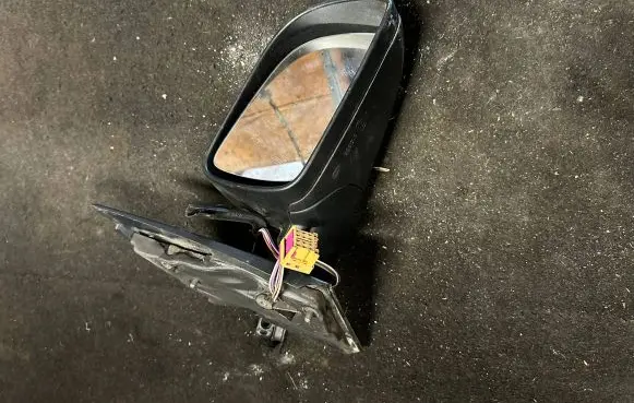 Volkswagen Polo Front door electric wing mirror E1010695