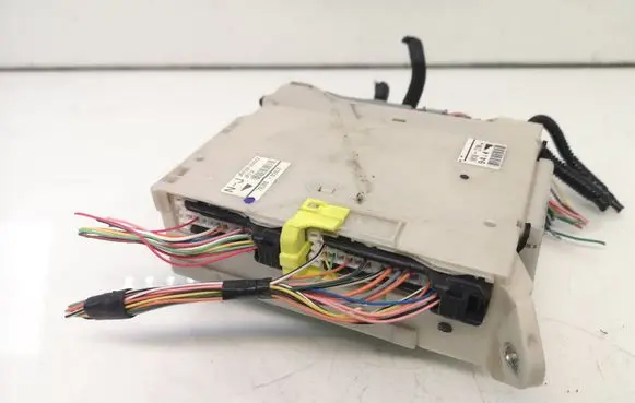 Lexus IS 220D-250-350 Fuse module 8273053022 7E080363 10187C10