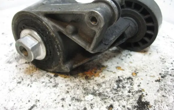 Mercedes-Benz E W124 Alternator belt tensioner 1032021140 28I