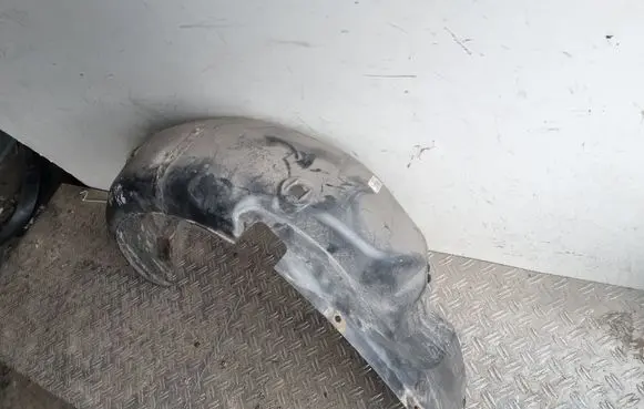 Rear arch fender liner splash guards
