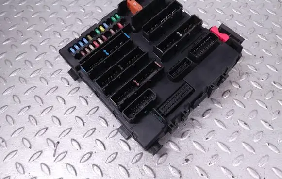 Opel Zafira B Fuse module 13205777
