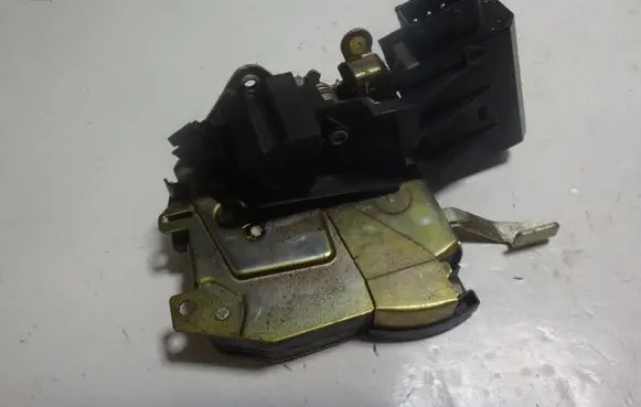 BMW 5 E34 Front door lock 8138923