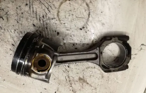 Hyundai Trajet Piston with connecting rod