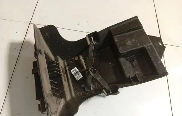 Volkswagen PASSAT B5.5 Battery box tray 3B9867705