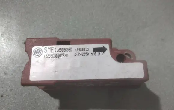 Volkswagen Golf IV Airbag deployment crash/impact sensor 1J0909606D 46980215 5WK42350