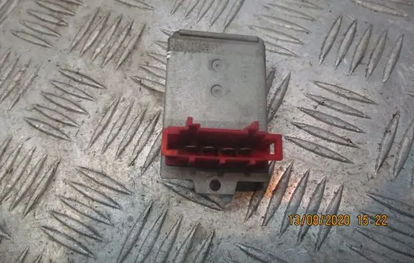 Volkswagen PASSAT B5.5 Heater blower fan relay 8D0959263