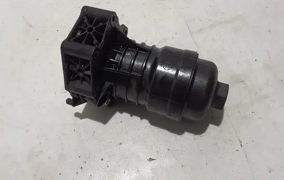 Oil filter mounting bracket