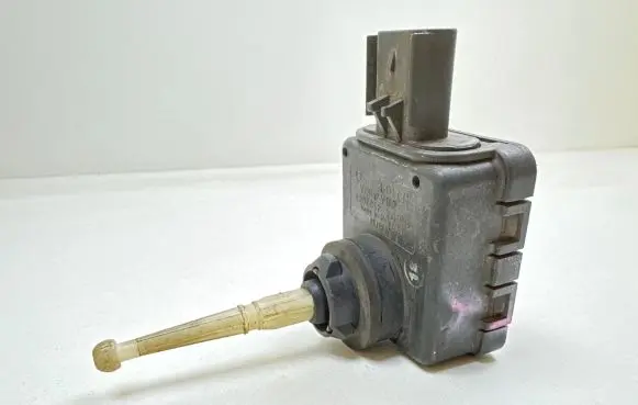 Nissan X-Trail T30 Headlight level adjustment motor 0307852365