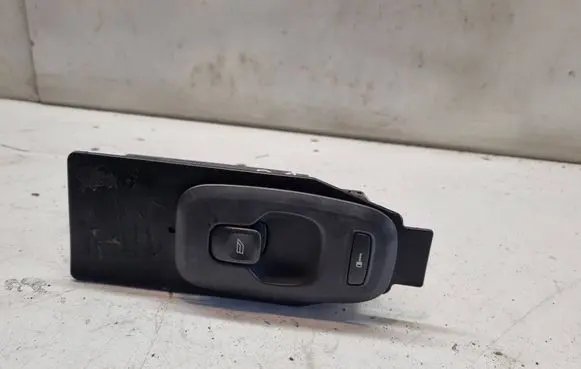 Volvo V70 Electric window control switch 8682950