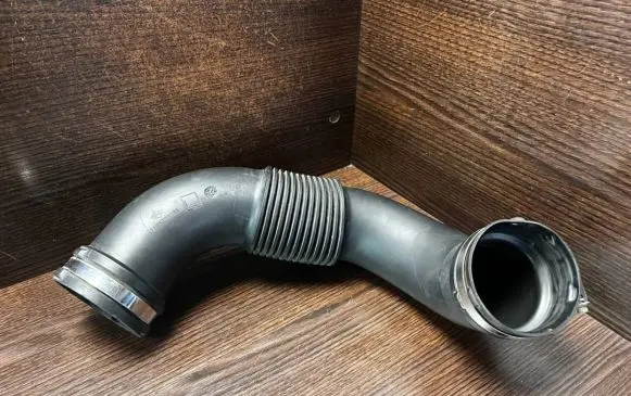 Opel Vivaro Turbo air intake inlet pipe/hose 1105223S01