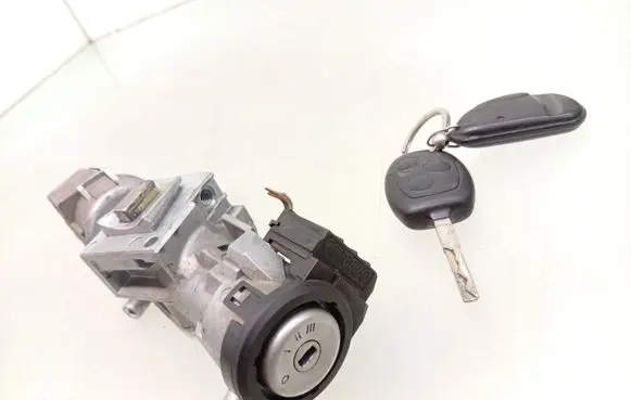 Ford Focus C-MAX Ignition lock 3M513F880AC