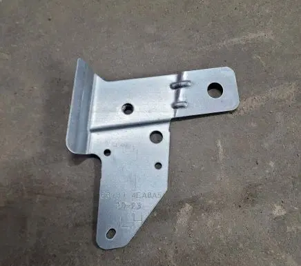 Nissan Qashqai Fender mounting bracket 631814EA0A 631814EA0A5