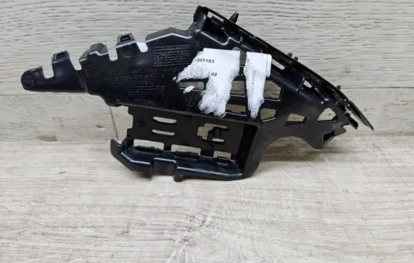 Volkswagen PASSAT B9 Front bumper mounting bracket 3J0807183