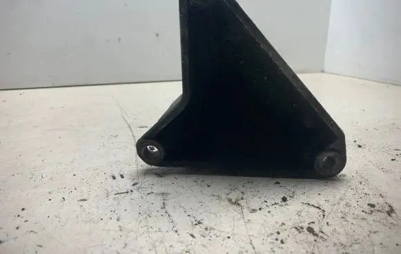 Volkswagen PASSAT B5.5 Engine mounting bracket