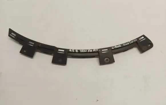 Rear bumper mounting bracket