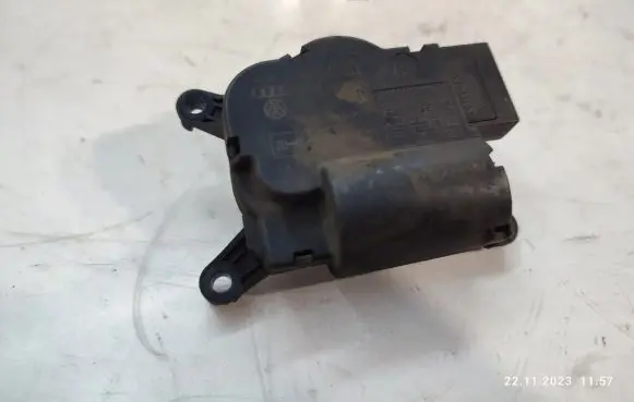 Volkswagen Multivan T5 Air flap motor/actuator 52411483R06