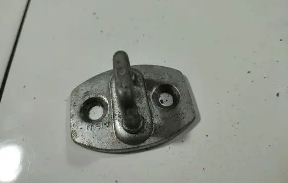 Toyota Avensis T250 Front door lock loop/hook striker 