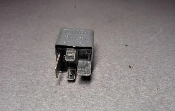 Volkswagen PASSAT B5.5 Other relay 8D0951253 V23134J52X300