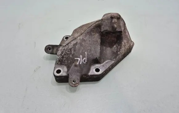 Engine mounting bracket