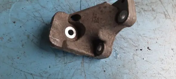 Volvo S40, V40 Engine mounting bracket