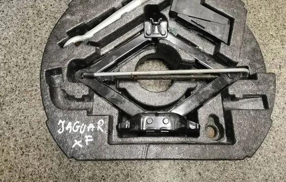 Jaguar XF Tool set 8W8317B043AA