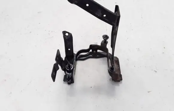Volvo C70 Power steering pump mounting bracket 