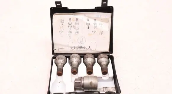 Fiat 500X Anti-theft wheel nuts and lock