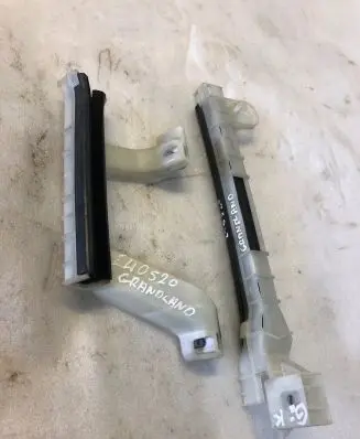 Opel Grandland X Rear door windshield rail 9821857380