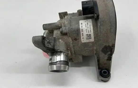 Mercedes-Benz C W205 Water pump A2642000100