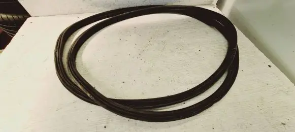 Trunk rubber seal (body)