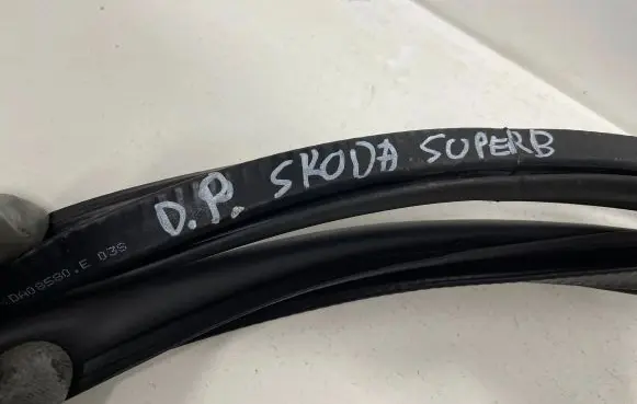 Skoda Superb B8 (3V) Front door rubber seal 3V0867366B