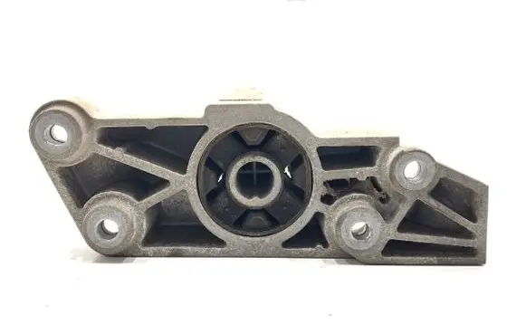 Peugeot 3008 II Engine mounting bracket 