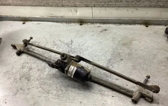 Front wiper linkage