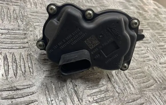 Volkswagen Jetta VI EGR valve 04L131501D