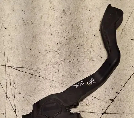 Accelerator throttle pedal