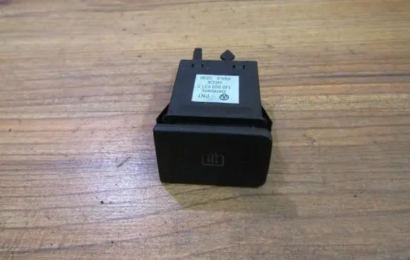 Volkswagen Golf IV Windscreen/window heater switch 1J0959621C