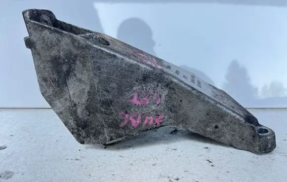 Audi A4 S4 B6 8E 8H Engine mounting bracket 8E0199307A