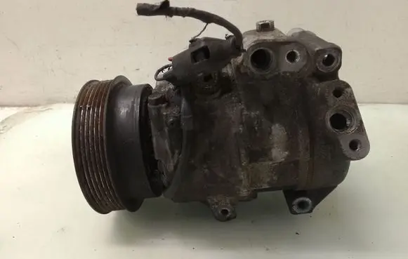 KIA Carens I Air conditioning (A/C) compressor (pump) 977011D400