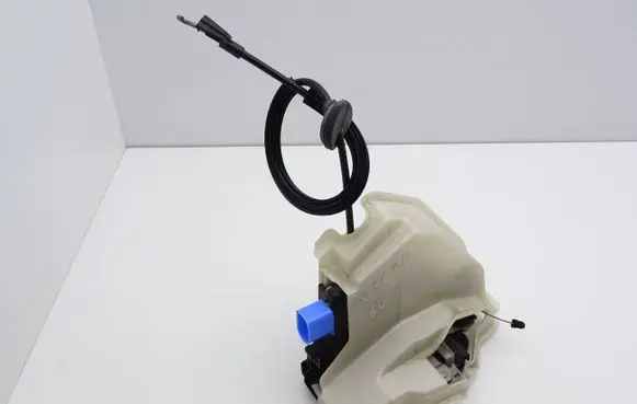 Volkswagen Golf V Rear door lock 7L0839015