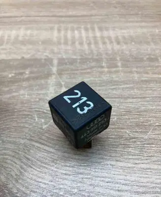 Volkswagen PASSAT B5 Other relay 443951253J 899511 213
