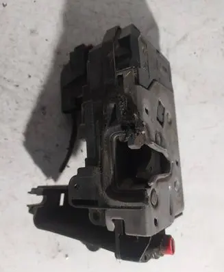 Opel Zafira B Rear door lock 13210739