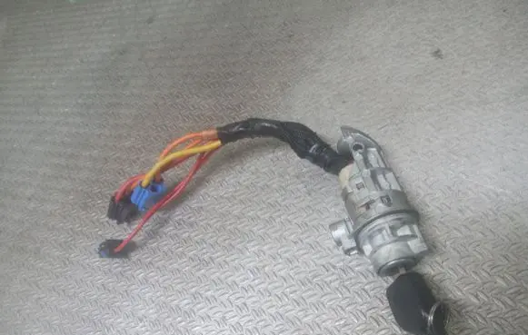 Peugeot 607 Ignition lock N0500109