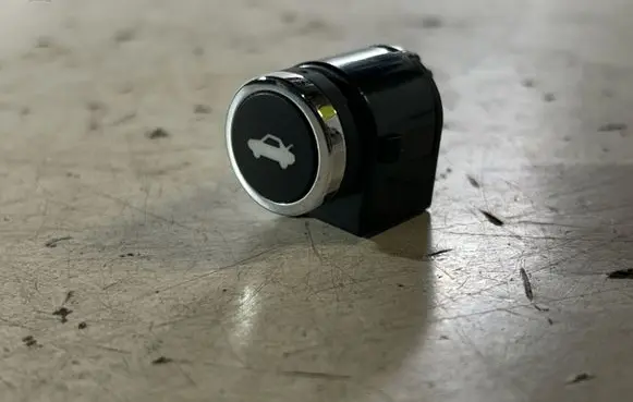 Maserati Ghibli Tailgate opening switch 68141864AA 10094024
