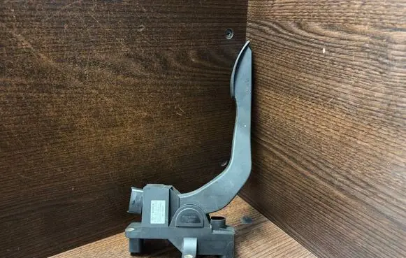 Iveco Daily 3rd gen Accelerator throttle pedal 0281002359 500344802